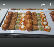 Carica l'immagine nel visualizzatore di Gallery, Vassoio di pasticceria salata assortita – foto indicativa