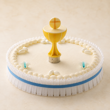 Carica l'immagine nel visualizzatore di Gallery, Torta per comunione o cresima con calice ostia e nastro azzurro
