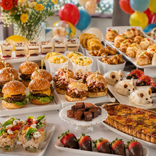 Carica l'immagine nel visualizzatore di Gallery, Buffet di compleanno con mini burger, pulled pork, gastronomia per bambini, dolci e fragole al cioccolato
