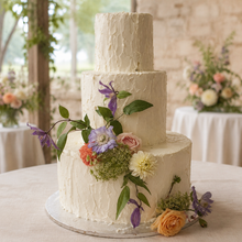 Carica l'immagine nel visualizzatore di Gallery, Torta nuziale classica con crema spatolata e composizione di fiori freschi
