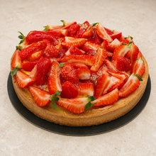 Carica l'immagine nel visualizzatore di Gallery, Crostata di compleanno con crema pasticcera e fragole fresche
