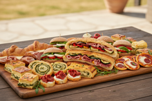 Carica l'immagine nel visualizzatore di Gallery, vassoio misto con Focaccia farcita con salumi o verdure, Croissant con prosciutto e formaggio

Piccoli sandwich con verdure,&nbsp; Canape con salumi, sfogliata farcita, torte salate, pizzette
